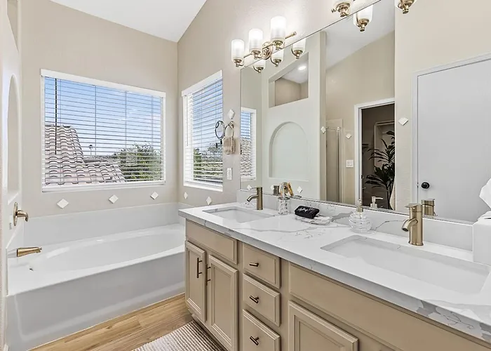 Sparkling Saltwtrpoolspafirepitnetflixnfl Holiday home Phoenix