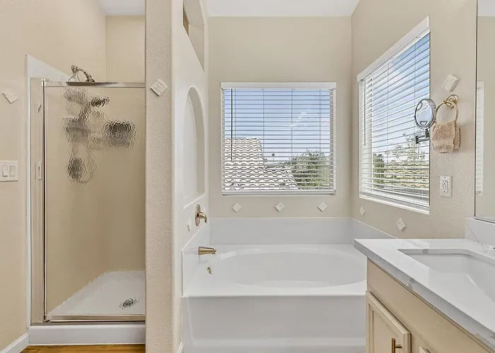 Holiday home Sparkling Saltwtrpoolspafirepitnetflixnfl